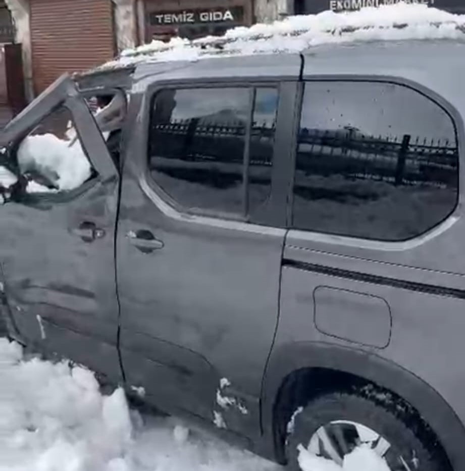 Park halindeki aracın &uuml;zerine &ccedil;atıdan kar k&uuml;tlesi d&uuml;şt&uuml;
