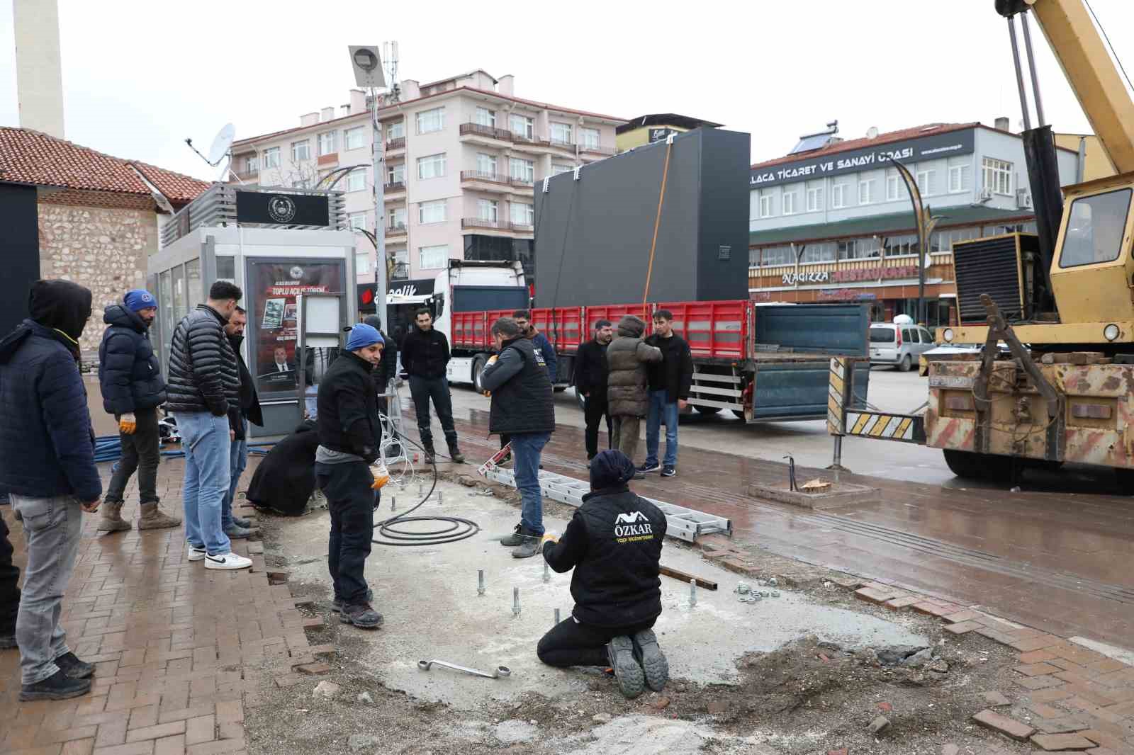 Alaca Cumhuriyet Meydanı’na dev led ekran kuruldu