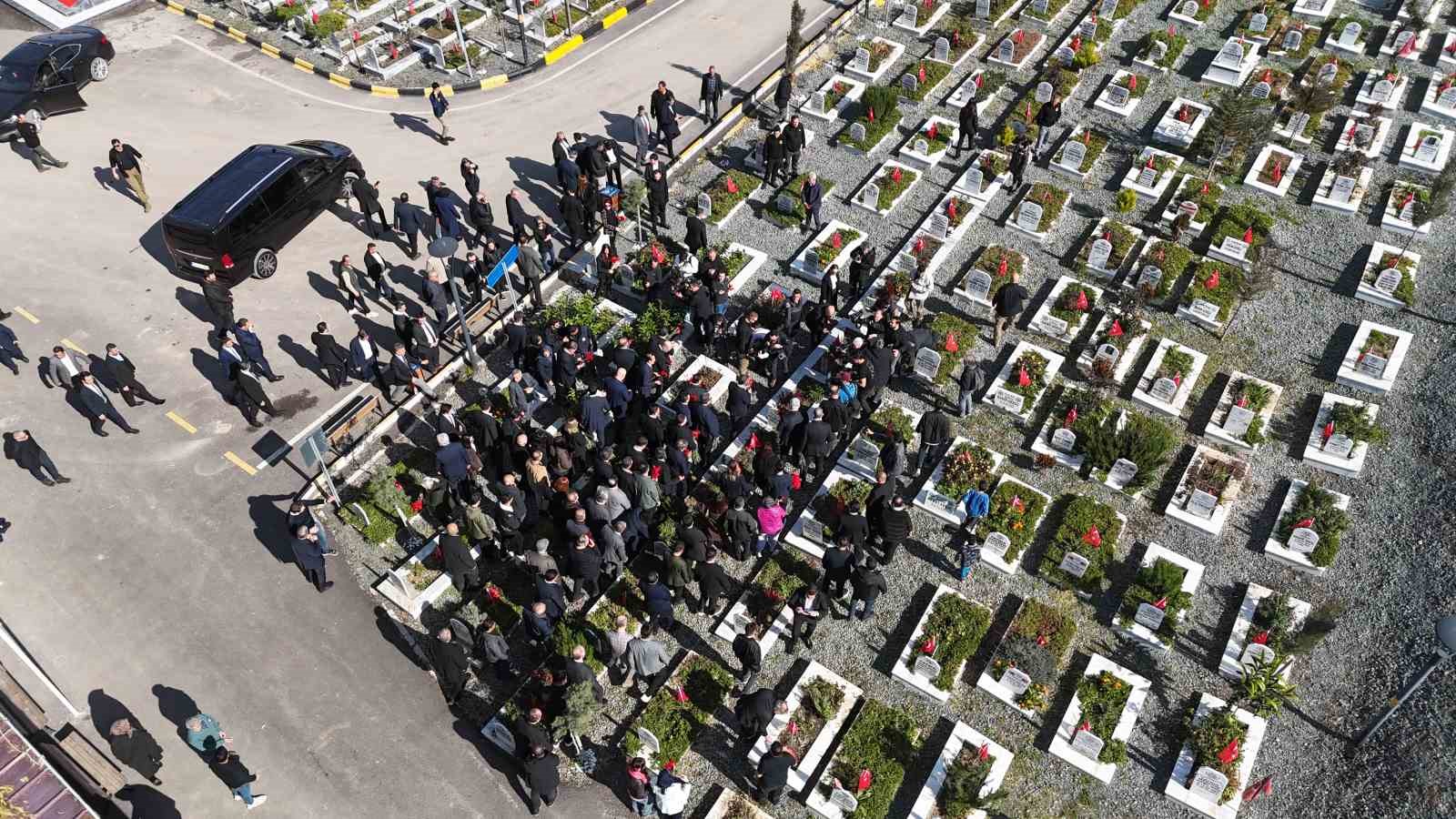 &Ouml;zg&uuml;r &Ouml;zel&rsquo;den 30 ara&ccedil;lık konvoyla deprem mezarlığına ziyaret
