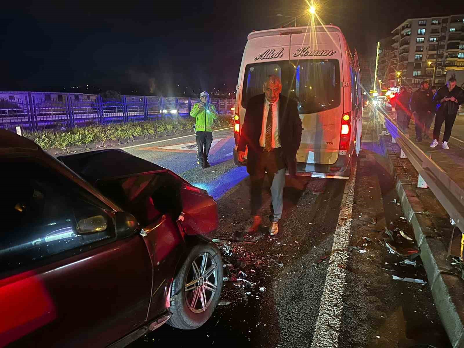 Servis minibüsü ile Tofaş otomobil çarpıştı: 1 yaralı