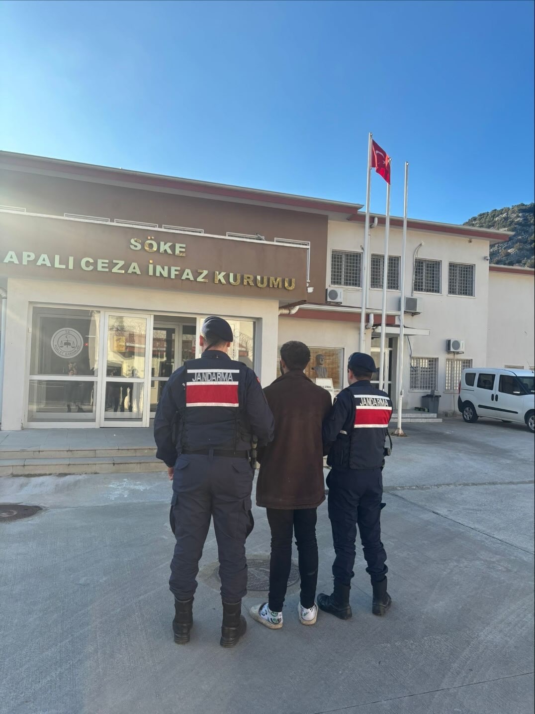 Aydın&rsquo;da aranan şahıslar jandarmadan ka&ccedil;amadı
