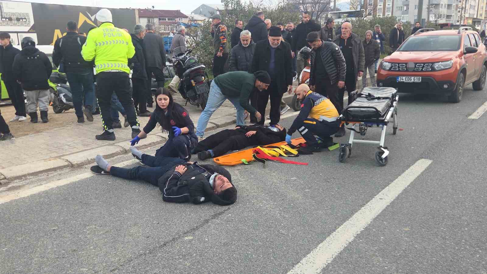 Otomobile &ccedil;arpan motosiklet savruldu: 2 yaralı
