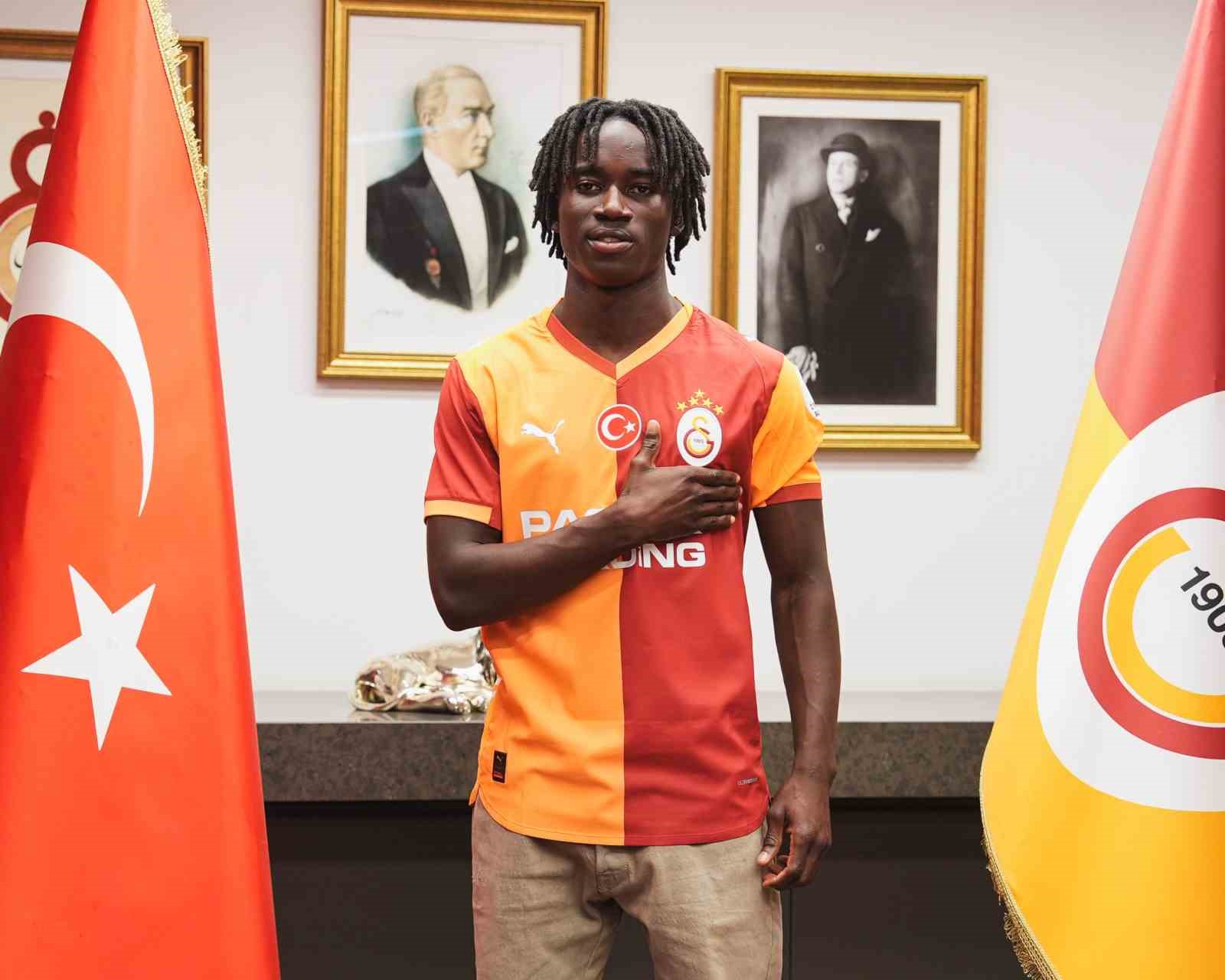 Galatasaray, Renato Nhaga ile s&ouml;zleşme imzaladı
