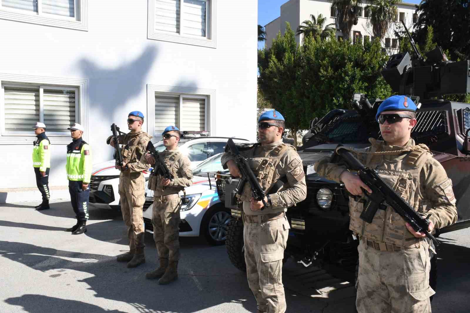 Mersin�de zehir tacirlerine �afak operasyonu: 43 g�zalt�, 448 bin sentetik hap ele ge�irildi
