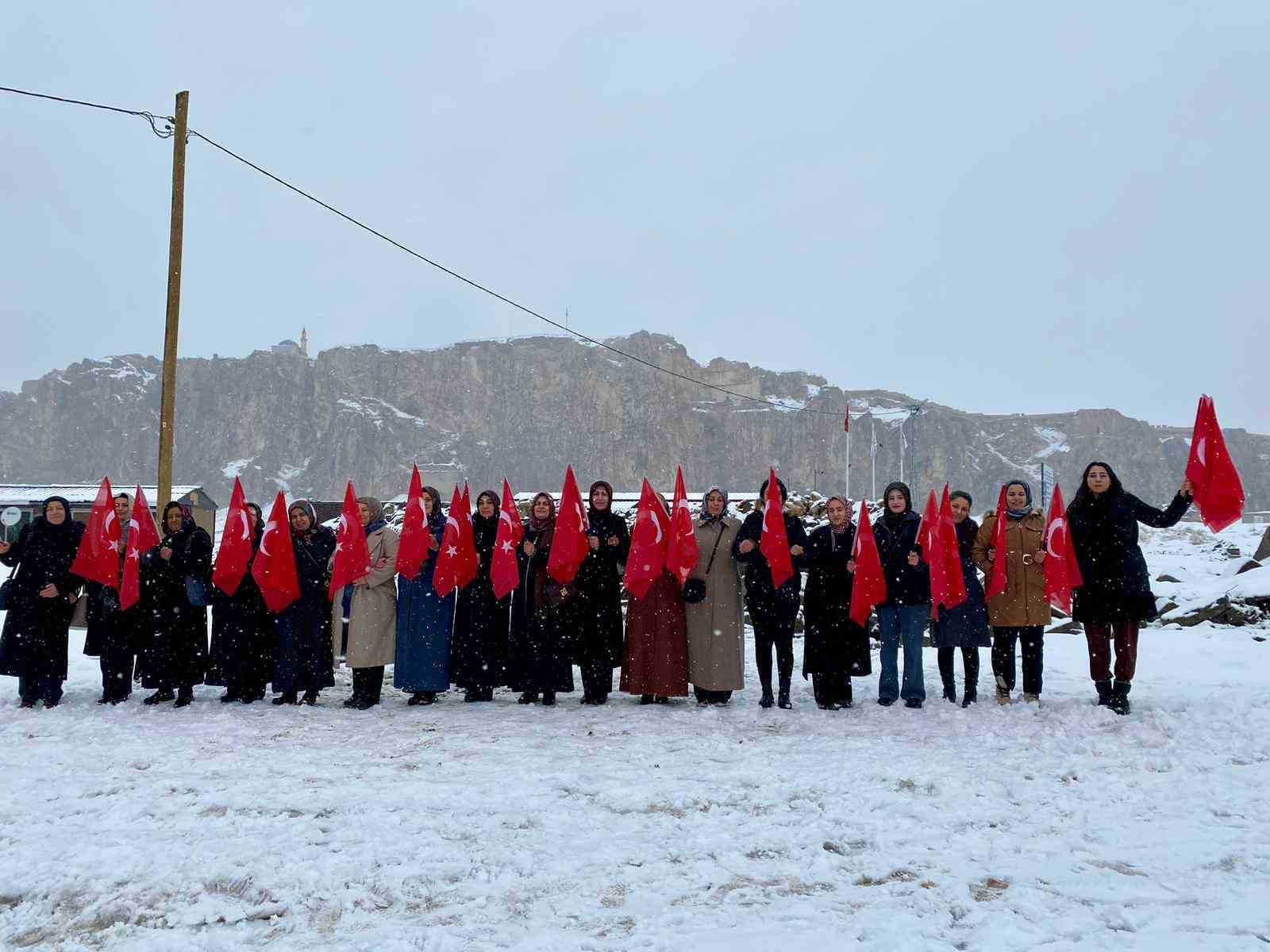Van Kalesi&rsquo;nde kadınlardan bayrak sevgisi y&uuml;r&uuml;y&uuml;ş&uuml;
