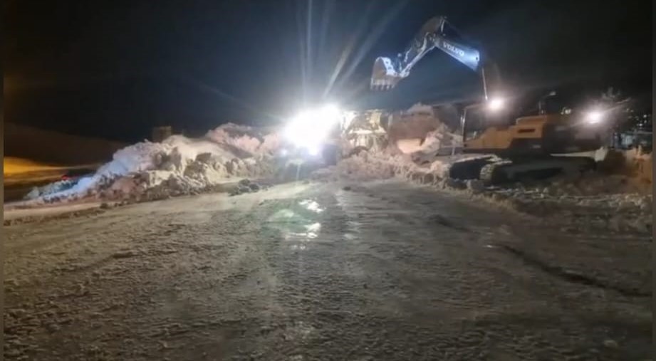 Bitlis&rsquo;te kardan kapanan k&ouml;y yolları yeniden a&ccedil;ılıyor
