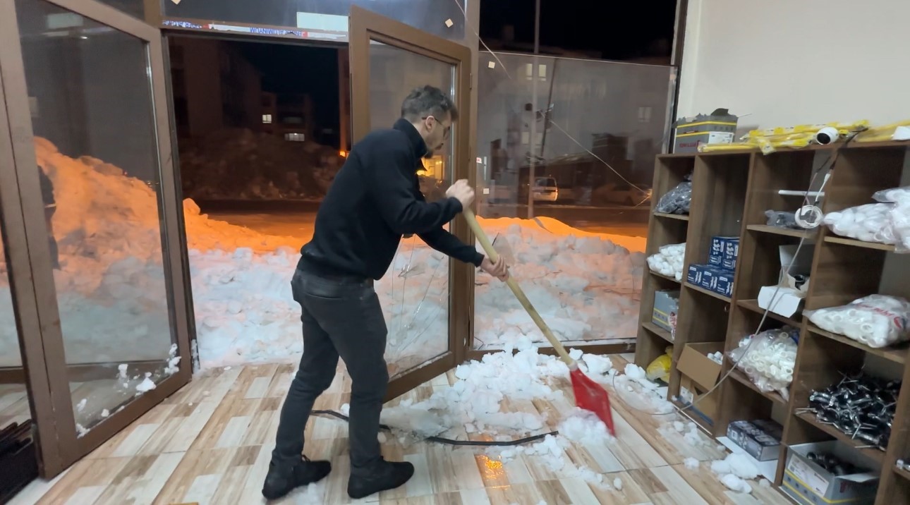 &Ccedil;atıda biriken kar dehşeti: İş yeri sahibi &ouml;l&uuml;mden d&ouml;nd&uuml;
