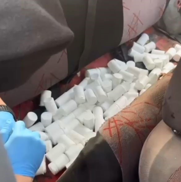 İzmir&rsquo;den G&uuml;rcistan&rsquo;a uyuşturucu sevkiyatı Artvin polisine takıldı
