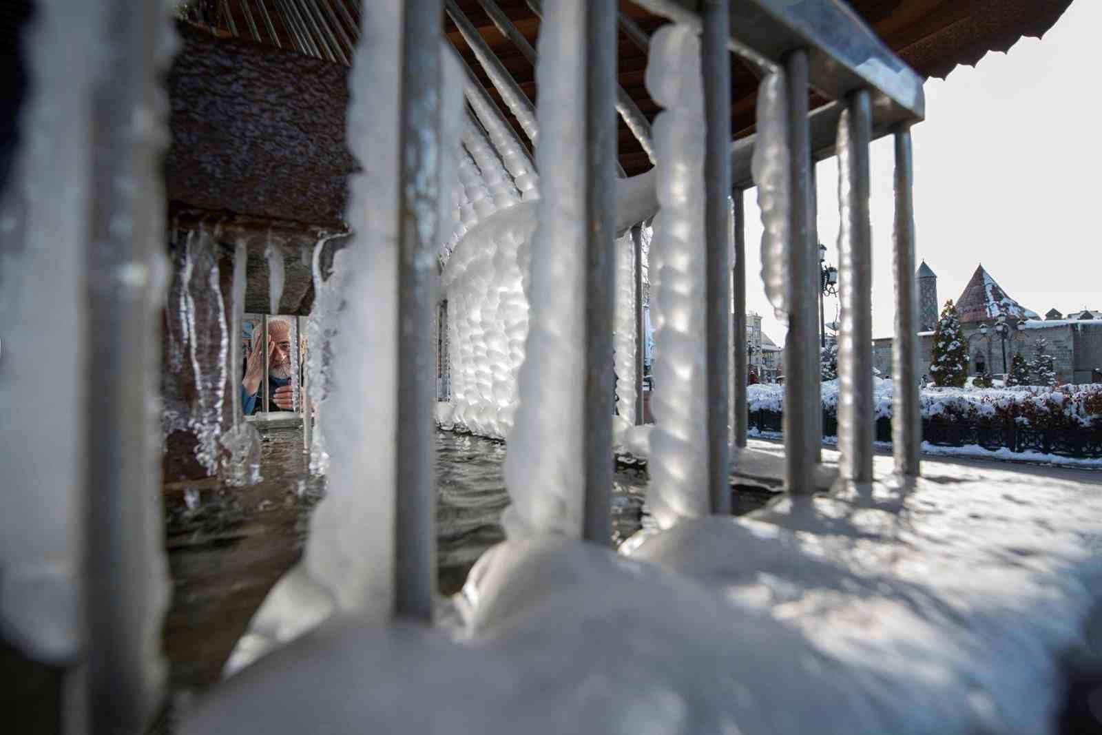 Erzurum’da soğuklar etkili oluyor; Çeşme ve şadırvanlar dondu