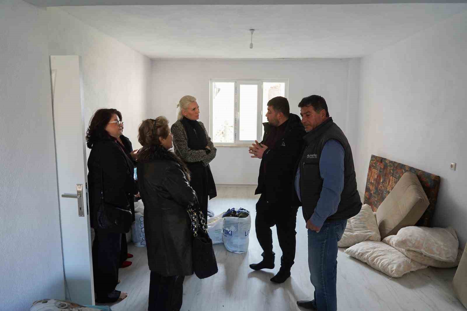 Başkan Subaşı, yangın sonrasında yeniden inşa edilen evin sakinleriyle bir araya geldi.
