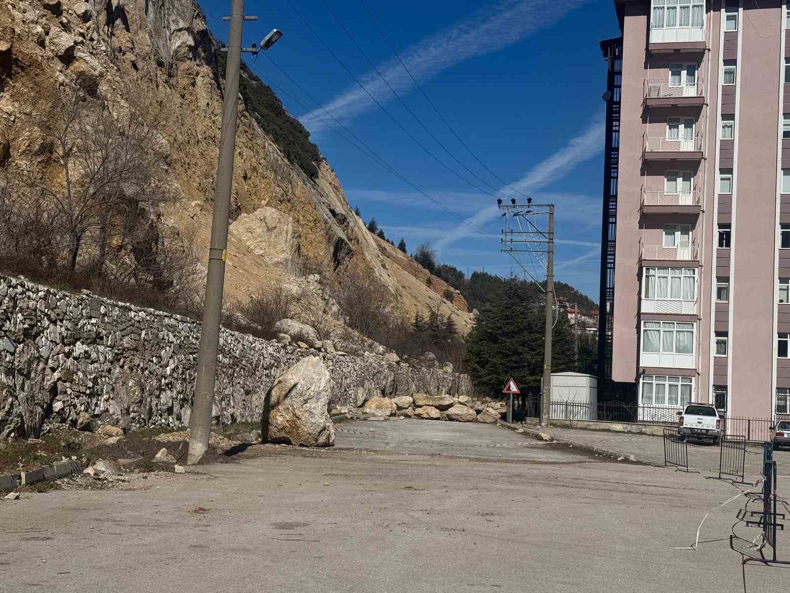 AFAD&rsquo;dan Eğirdir&rsquo;de kaya d&uuml;şmesi sonrası heyelan incelemesi
