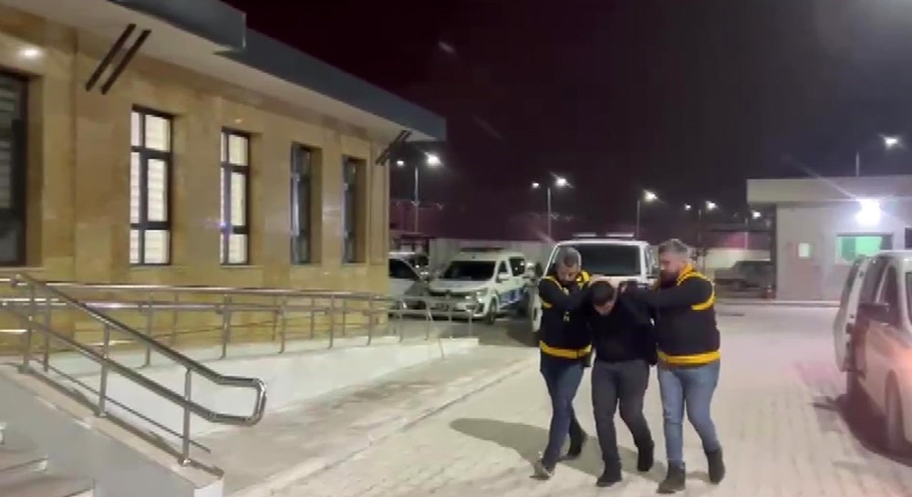 Adana&rsquo;da 11 firari h&uuml;k&uuml;ml&uuml; ile 503 aranan şahıs yakalandı
