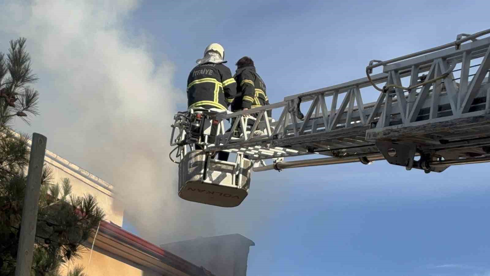 Daireler tahliye edildi, itfaiye çatıdan yangına müdahalede bulundu