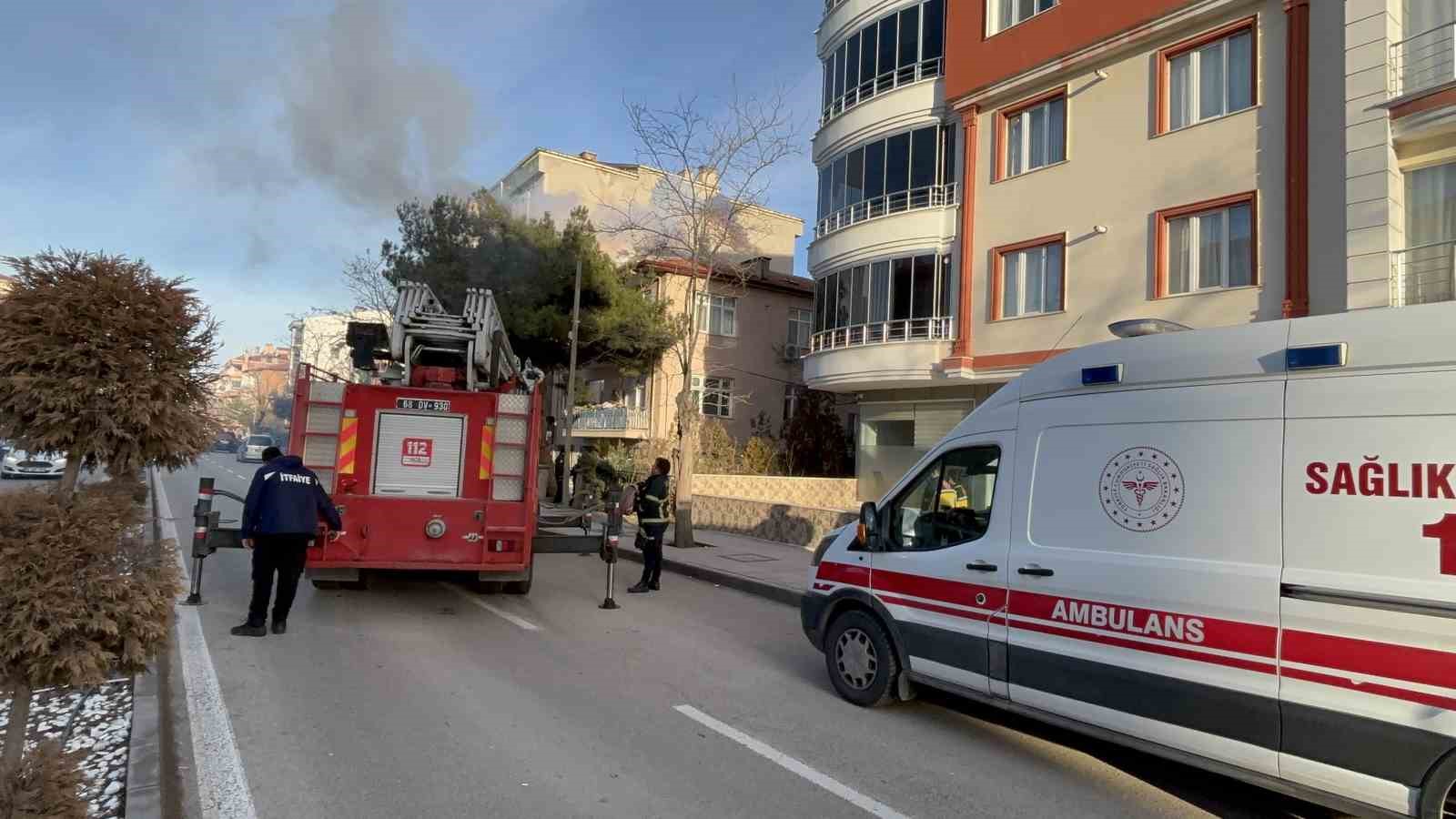 Daireler tahliye edildi, itfaiye &ccedil;atıdan yangına m&uuml;dahalede bulundu
