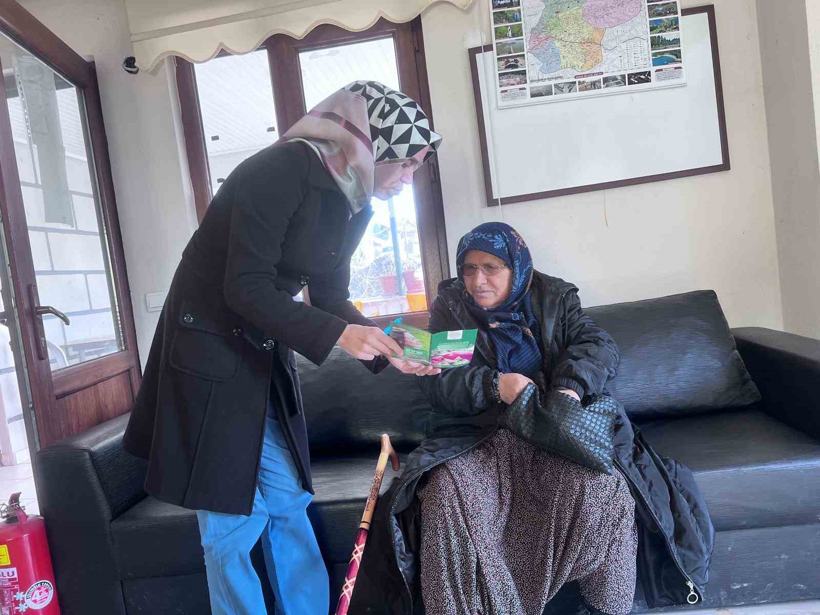 Hem Kur&rsquo;an okumayı &ouml;ğreniyorlar hem de sağlık bilgisi alıyorlar
