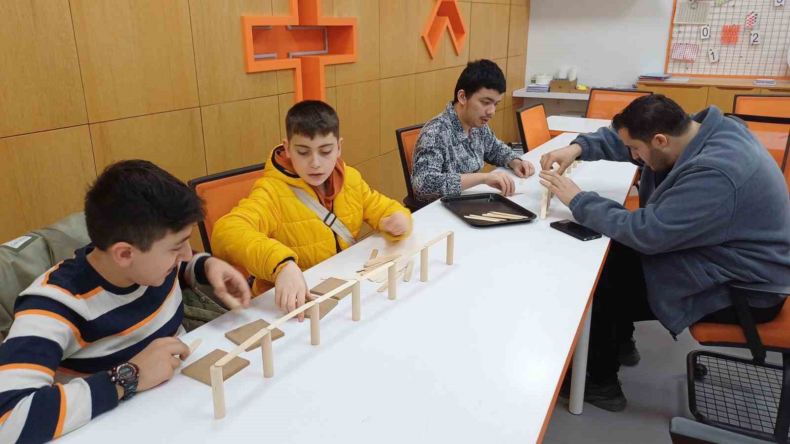 Kış kul&uuml;b&uuml; bilim merkezini inceledi
