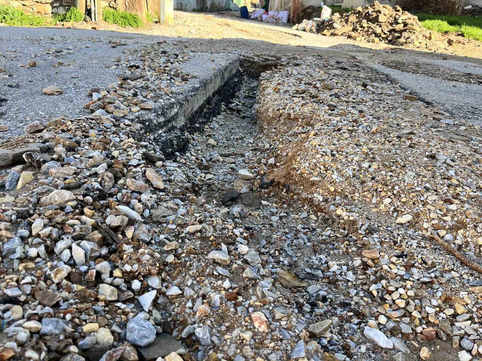 Bayındır&rsquo;da s&uuml;r&uuml;c&uuml;lerden &ccedil;ukur yollara tepki
