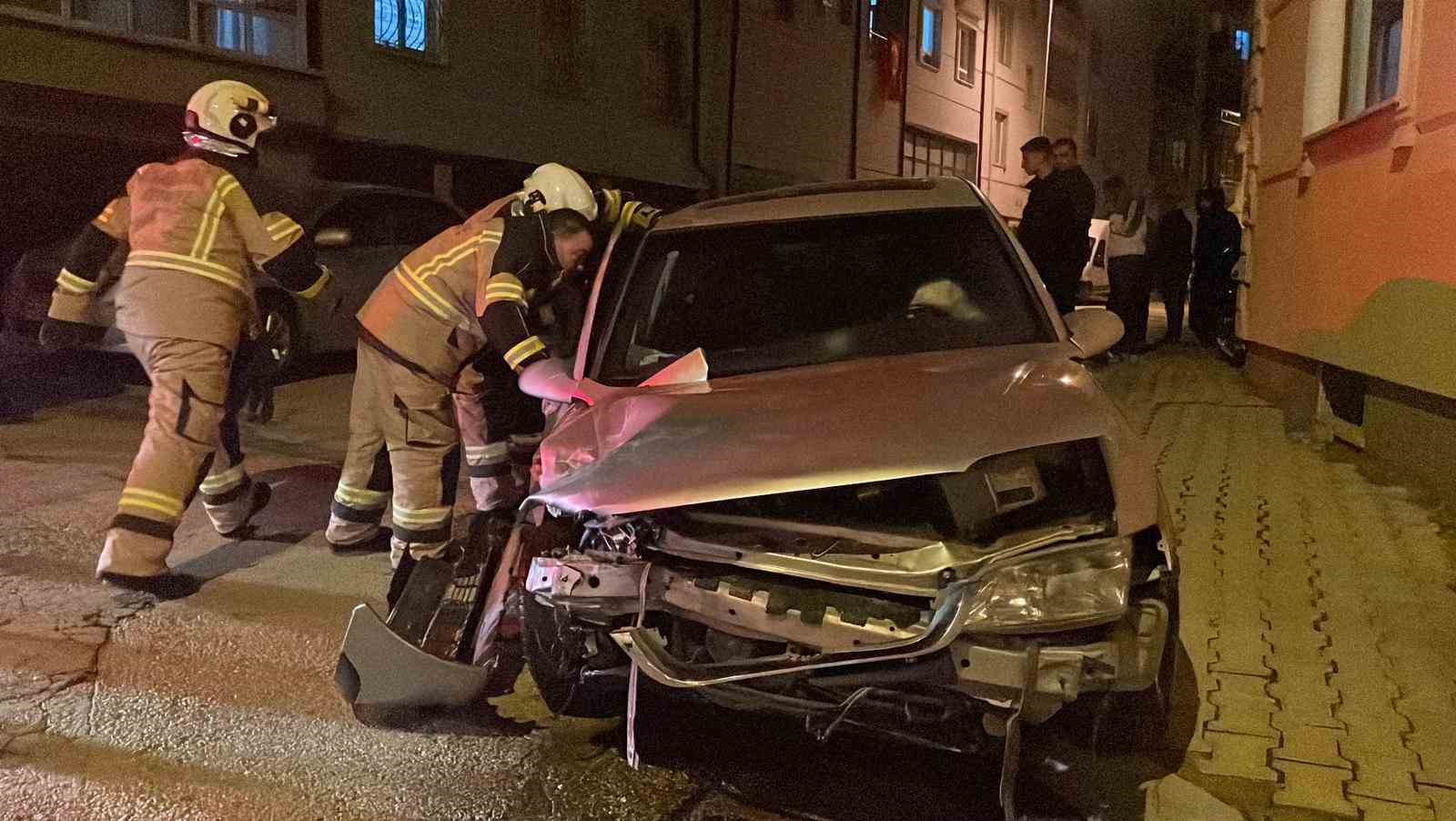 Kaza sonrası kendilerini otomobilden dışarı attılar