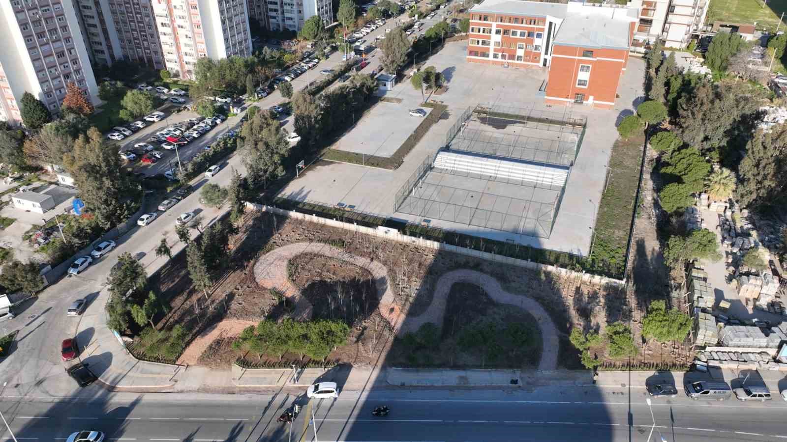 İzmir&rsquo;de atıl alanlar mini ormana d&ouml;n&uuml;ş&uuml;yor
