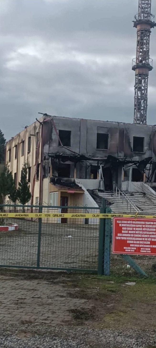 Bolu&rsquo;da cami alev alev yandı
