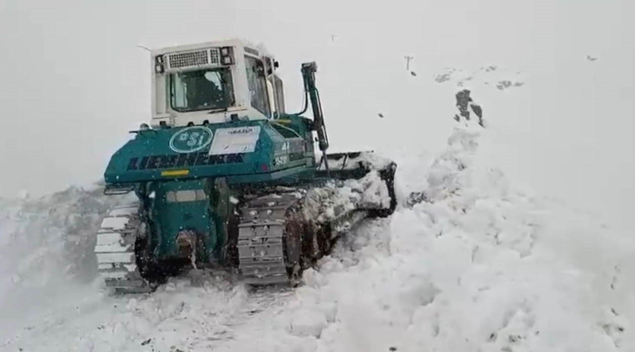 Şırnak’ta karla mücadele çalışmaları aralıksız sürüyor