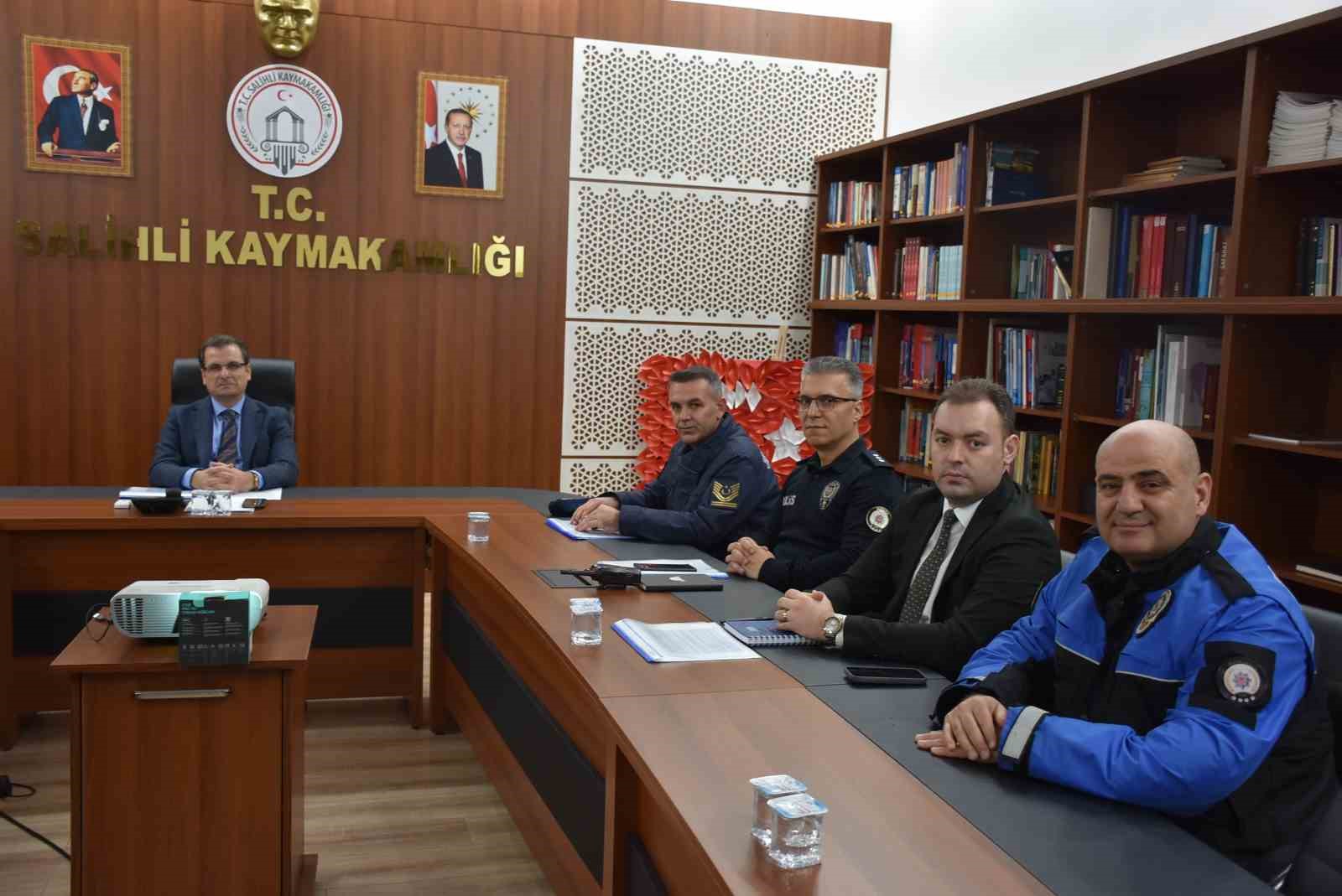 Salihli&rsquo;de metruk binalar masaya yatırıldı
