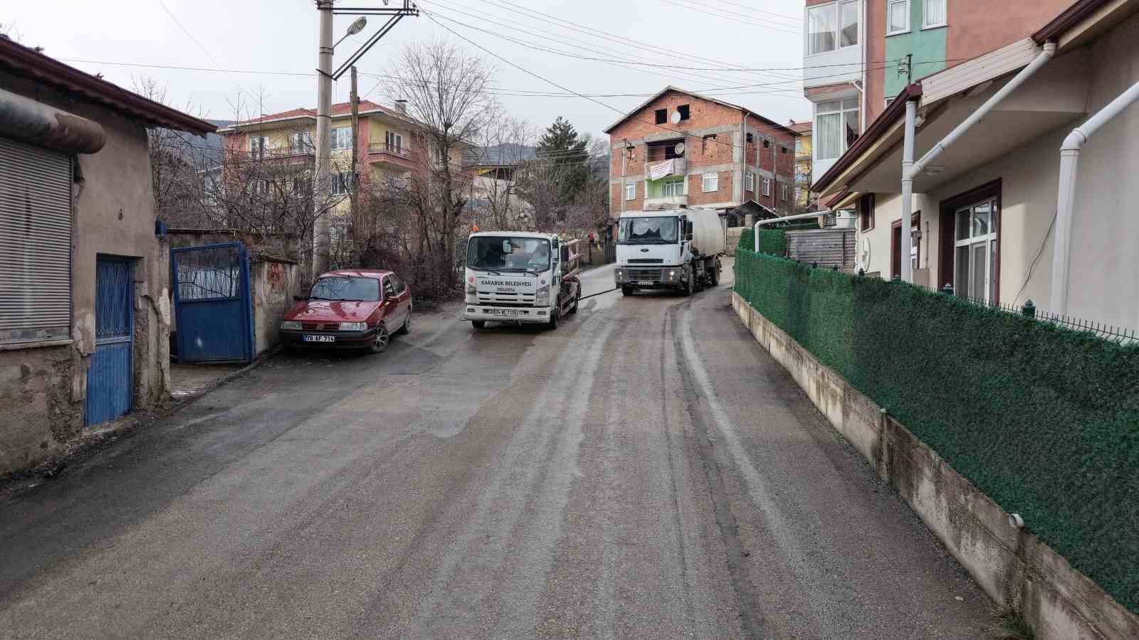 Karab&uuml;k Belediyesi Kapullu Mahallesi&rsquo;nde &ccedil;alışmalarını s&uuml;rd&uuml;r&uuml;yor
