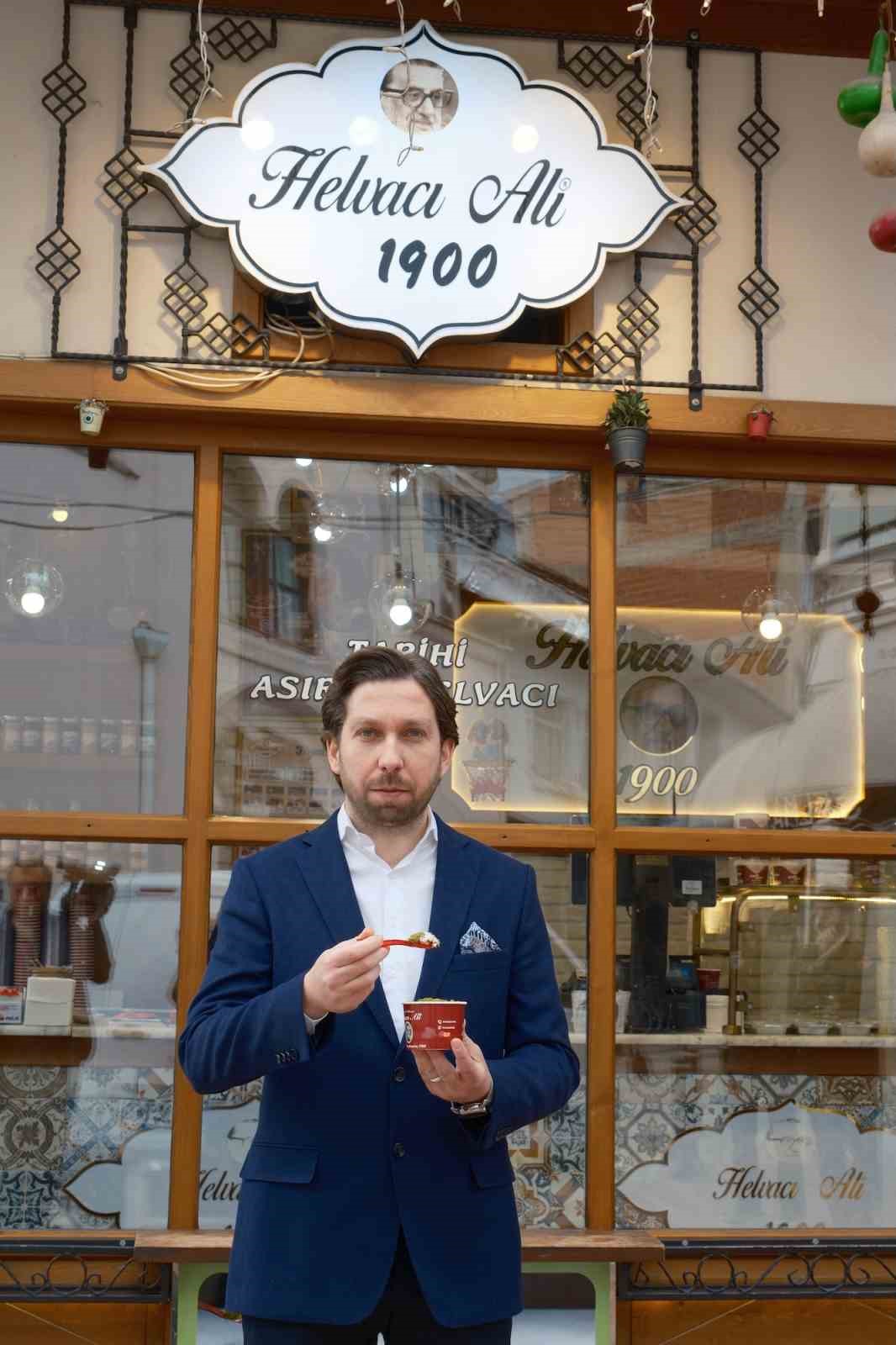 Y&uuml;zlerce yıllık tatlıyı dondurmayla buluşturdu; şimdi d&uuml;nyaya satıyor
