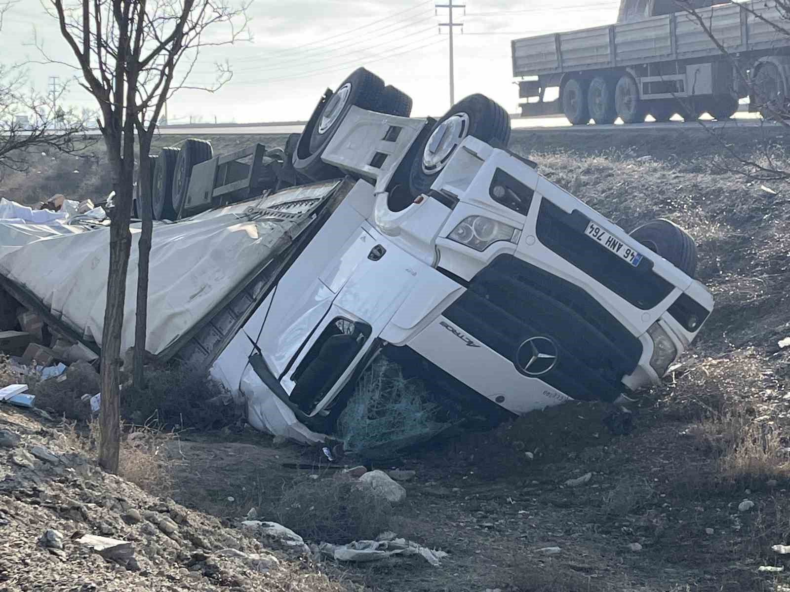 Kontrolden çıkan tır şarampole devrildi: 2 yaralı