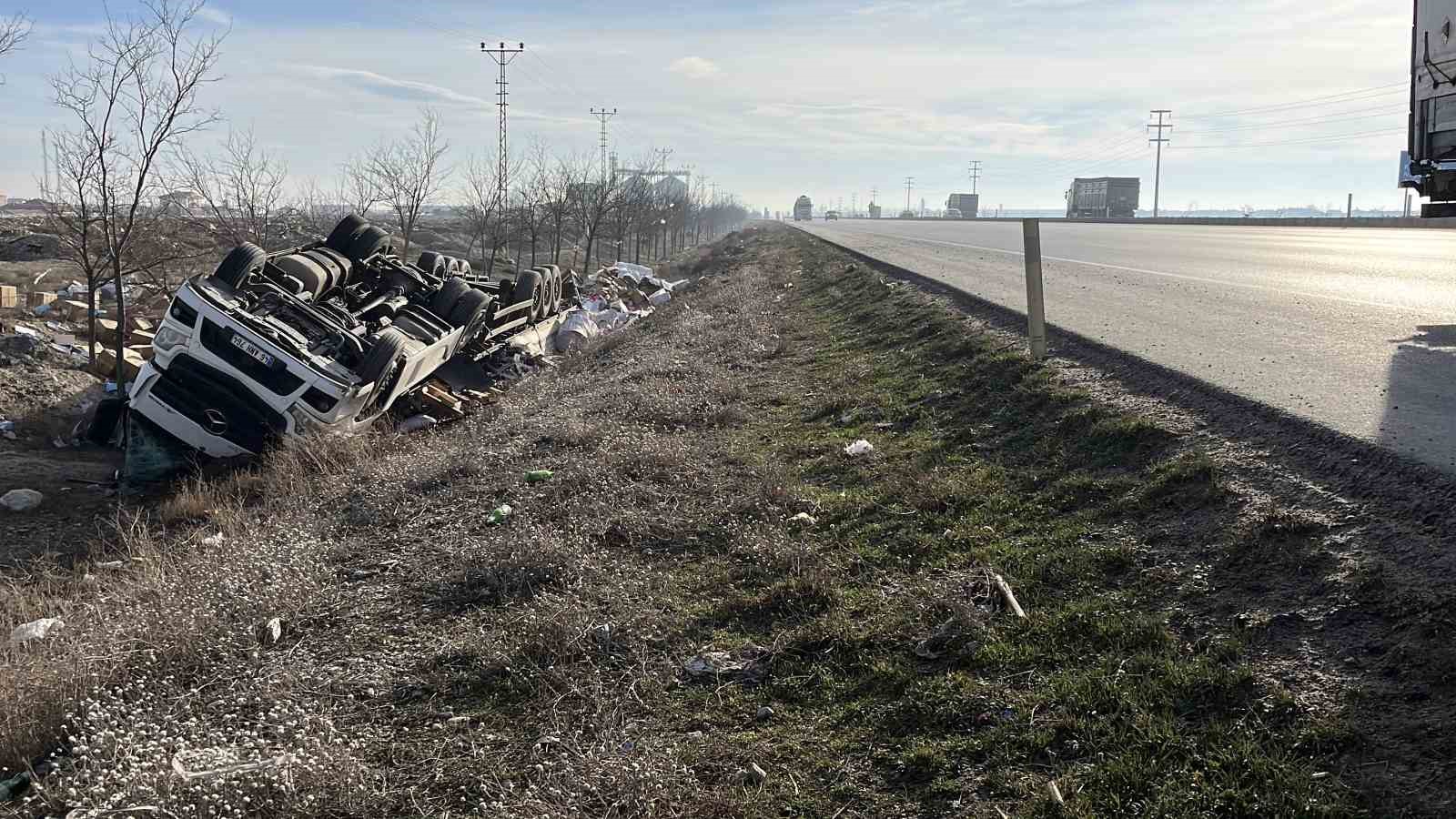 Kontrolden &ccedil;ıkan tır şarampole devrildi: 2 yaralı
