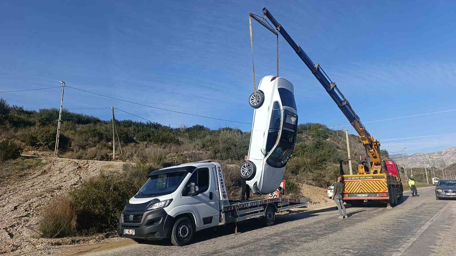 Ters d&ouml;nen otomobilin s&uuml;r&uuml;c&uuml;s&uuml; yaralandı
