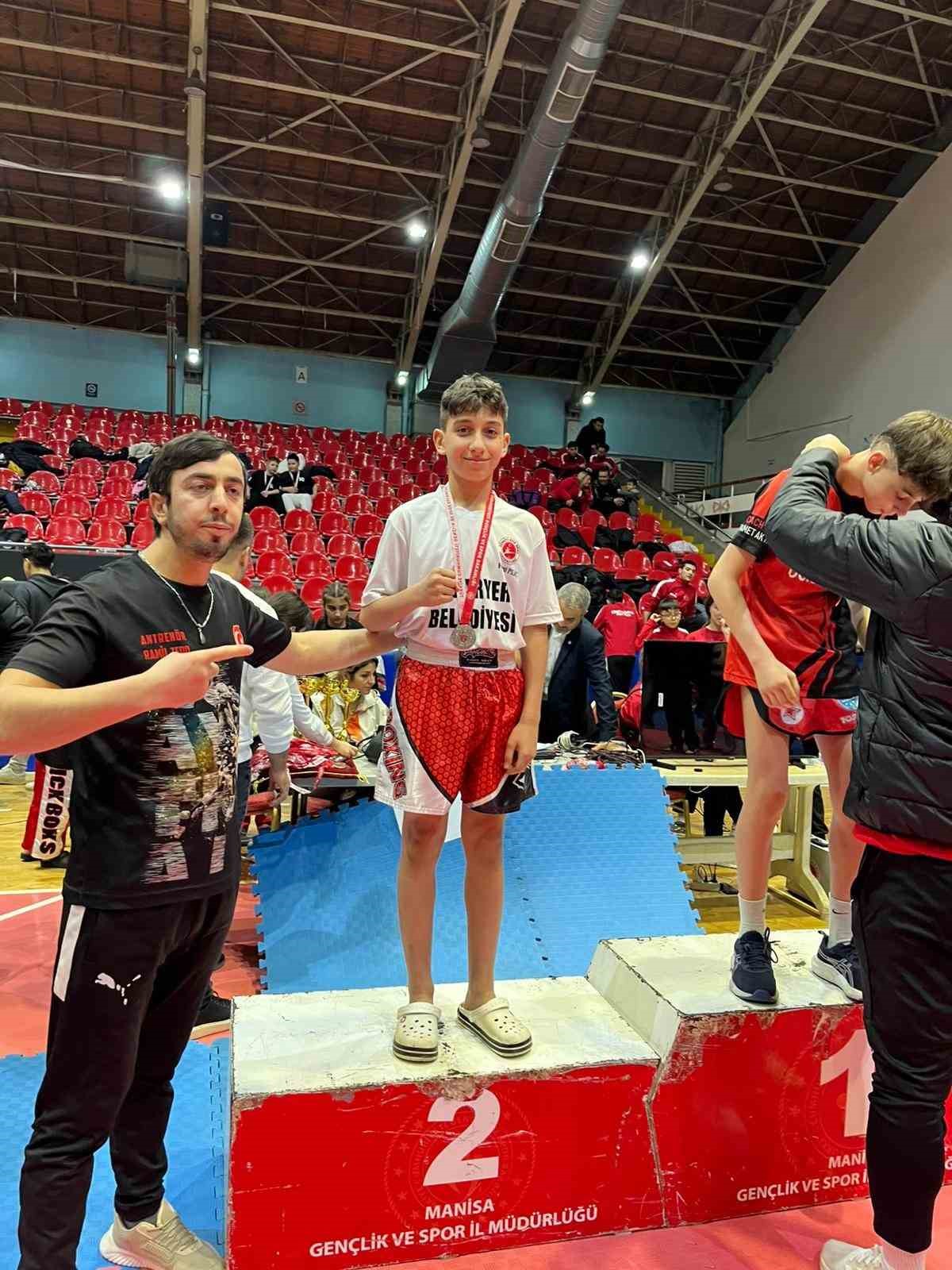 Bilecikli kick boksçular Manisa&rsquo;da büyük başarı elde etti