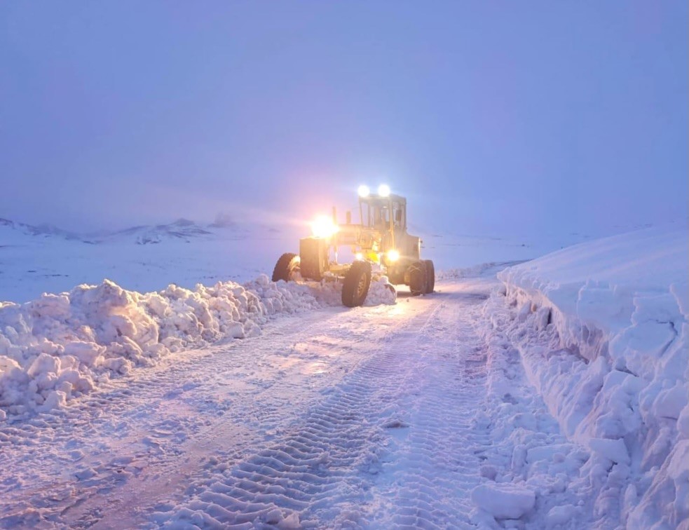 Van&rsquo;da kardan dolayı kapanan 34 yerleşim yerinin yolu a&ccedil;ılıyor

