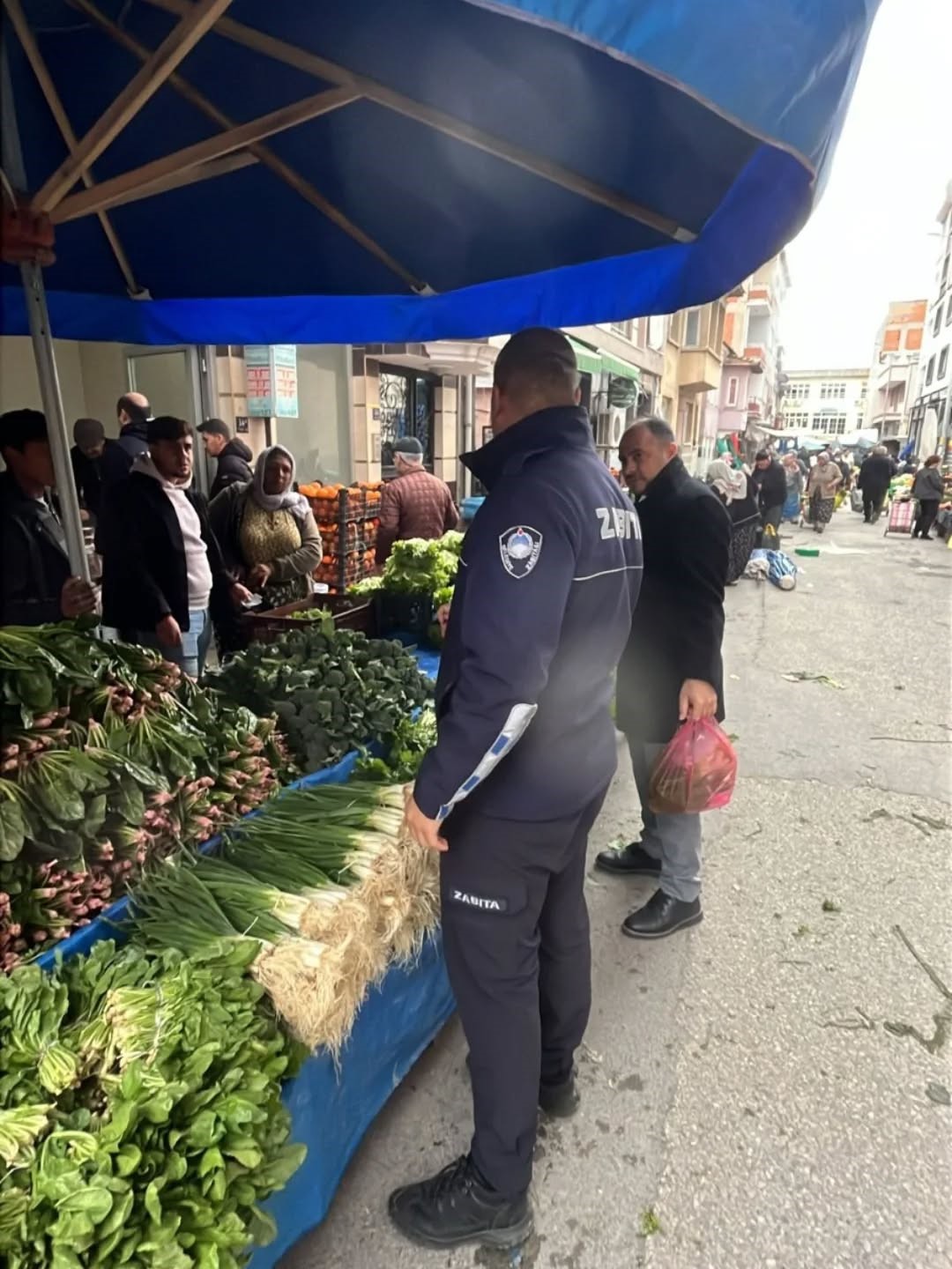 Zabıta ekiplerinden semt pazarında sağanak uyarısı
