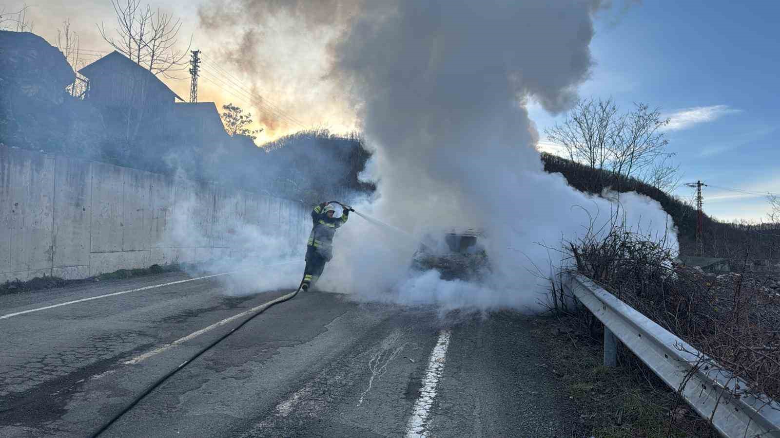 Ordu&rsquo;da yanan otomobilden geriye demir yığını kaldı
