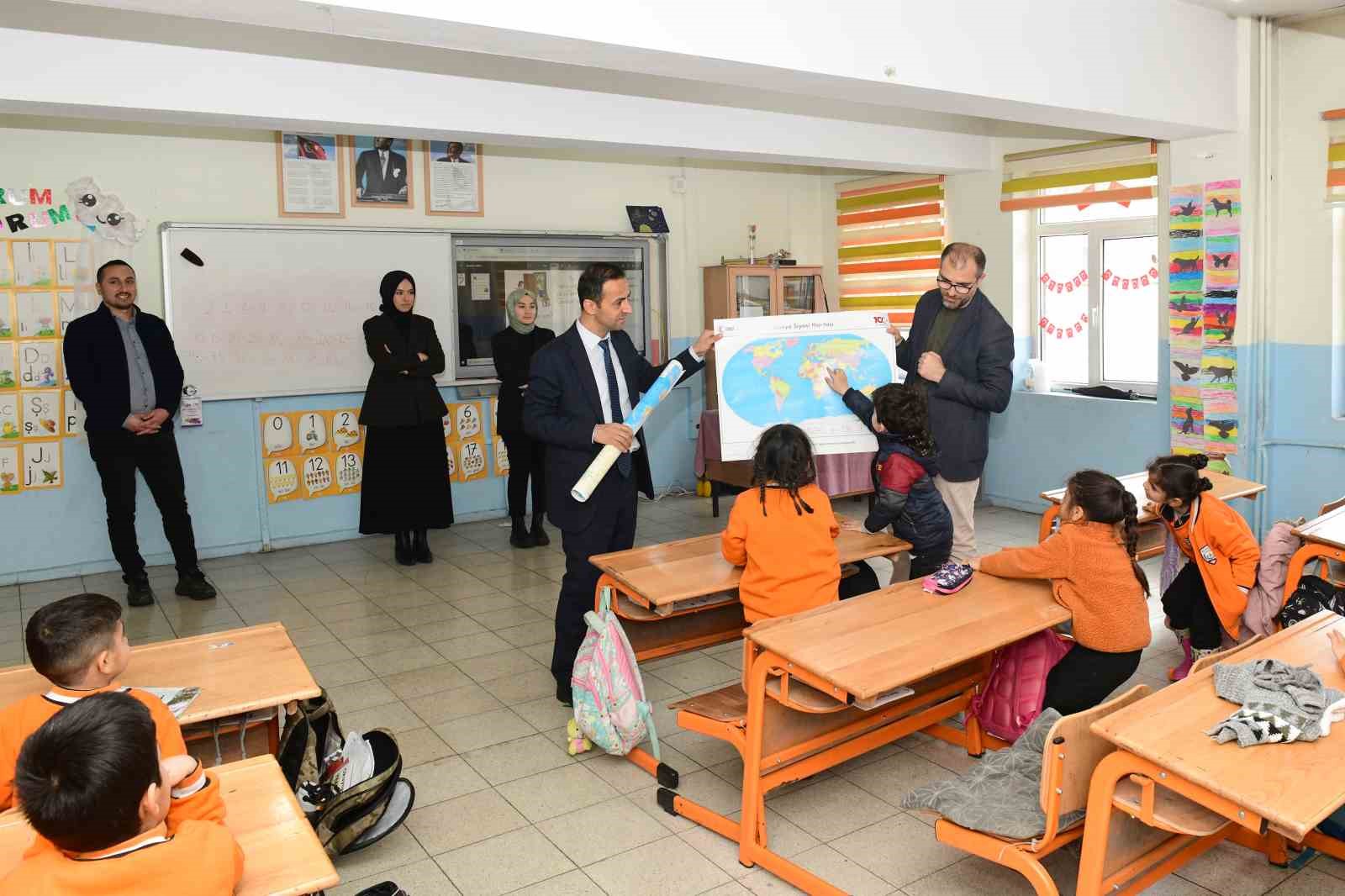 &Ccedil;atak&rsquo;ta &ouml;ğrencilere d&uuml;nya ve T&uuml;rkiye haritaları dağıtıldı

