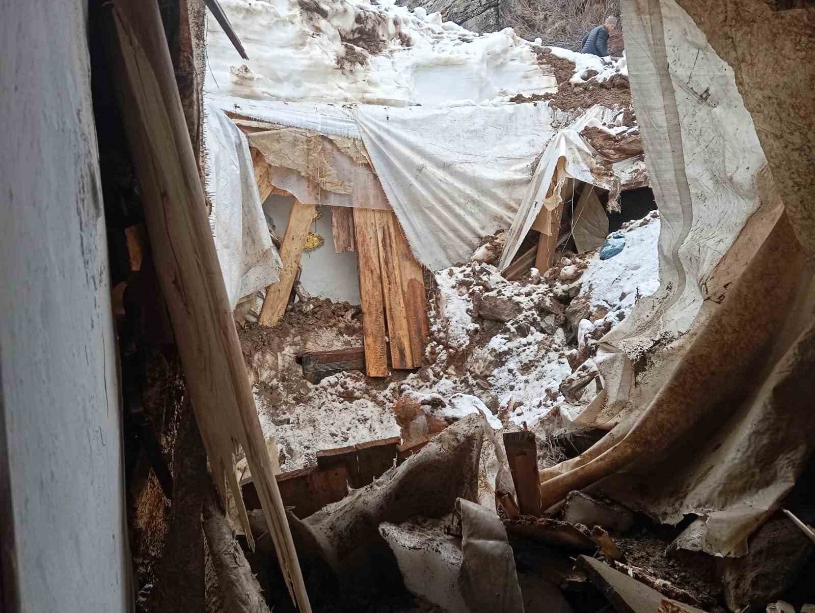 Batman&rsquo;da heyelan: Kayaların düştüğü ev yıkıldı