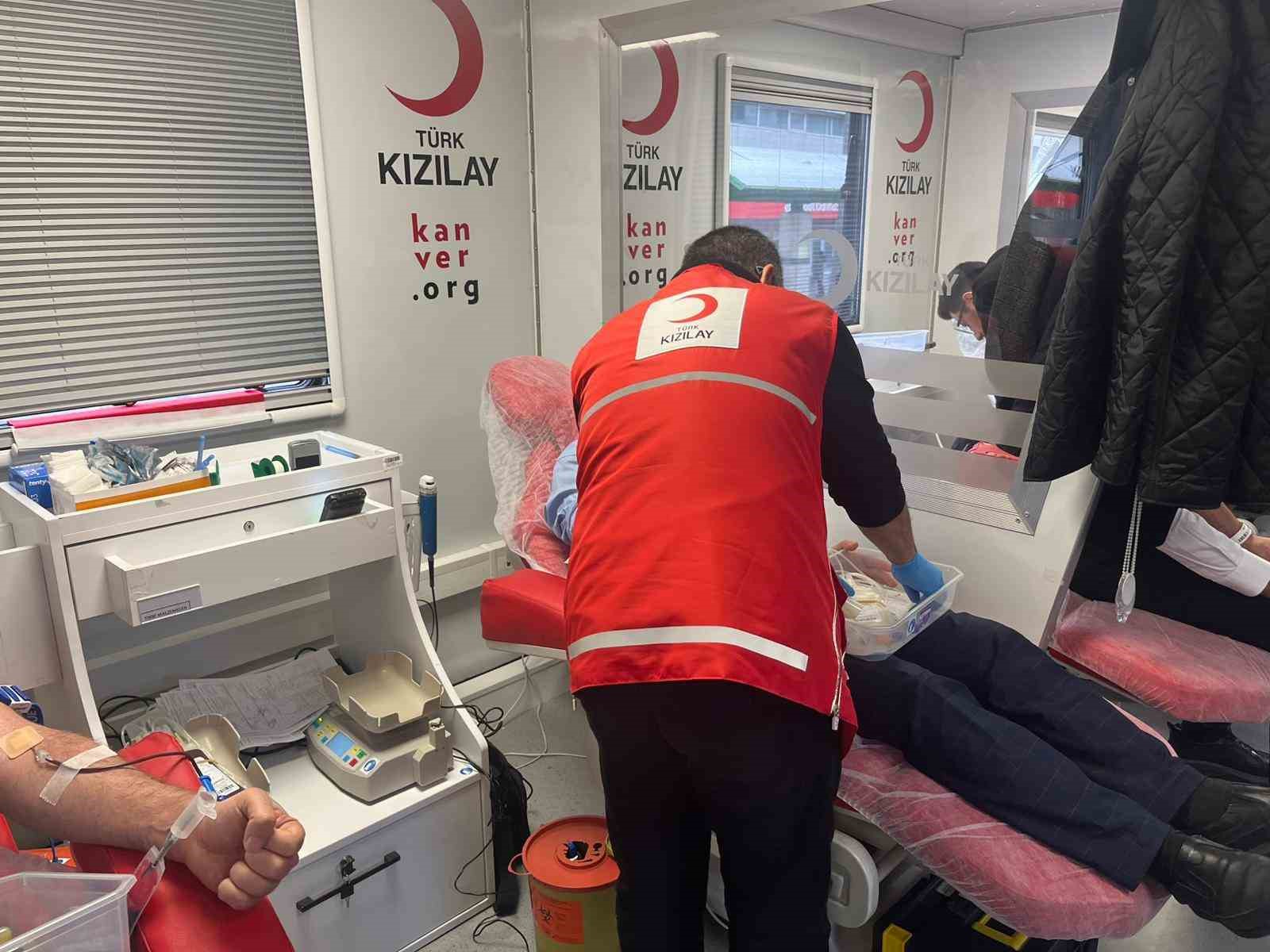 İzmir&rsquo;de imam hatiplilerden kan bağışı seferberliği
