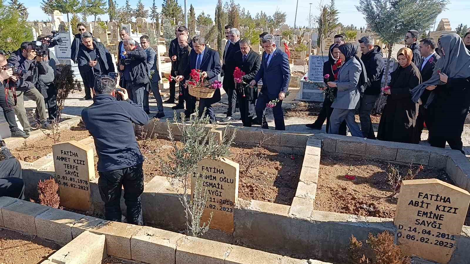 Bakan Tekin Şanlıurfa&rsquo;da deprem şehitliğini ziyaret etti