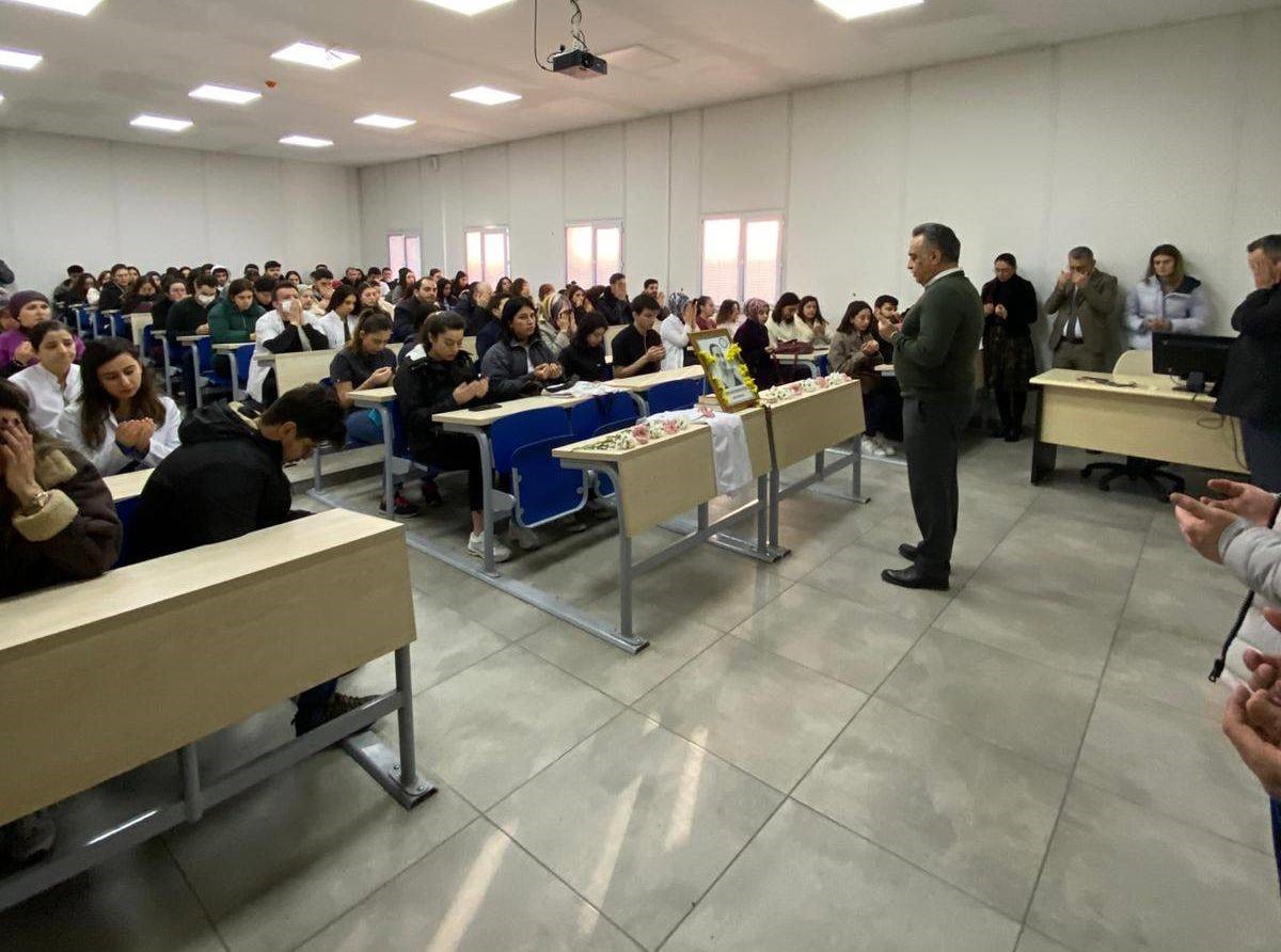 Doktor önlüğünü giyemeden vefat eden tıp öğrencisi okulunda yad edildi