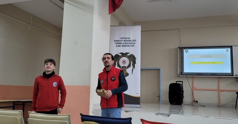 K&uuml;tahya&rsquo;da &ouml;ğretmen ve &ouml;ğrencilere ter&ouml;rle m&uuml;cadele eğitimi
