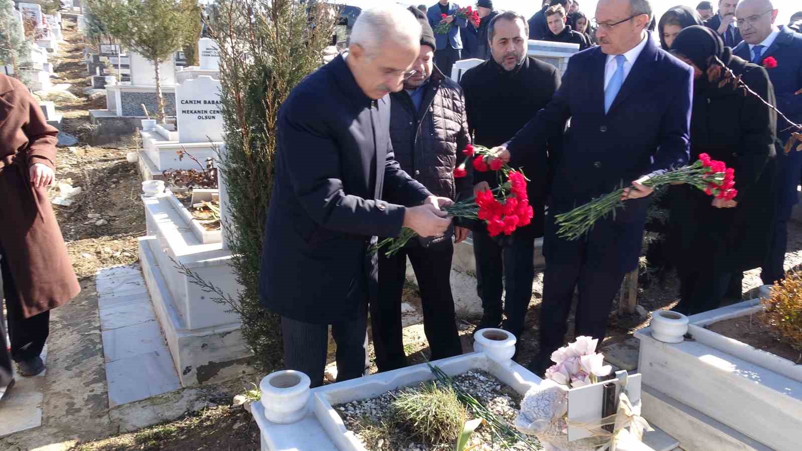 Bakan Uraloğlu Malatya&rsquo;da deprem şehitliğini ziyaret etti
