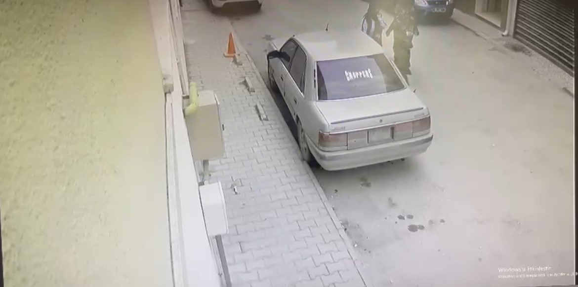 Evden 32 bin TL&rsquo;lik hırsızlık yapan şahıslar yakalandı
