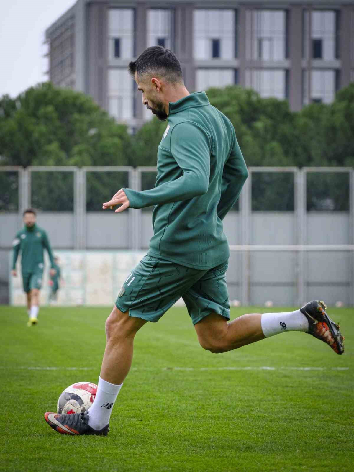 Bursaspor, Isparta 32 spor ma&ccedil;ı hazırlıklarını s&uuml;rd&uuml;r&uuml;yor
