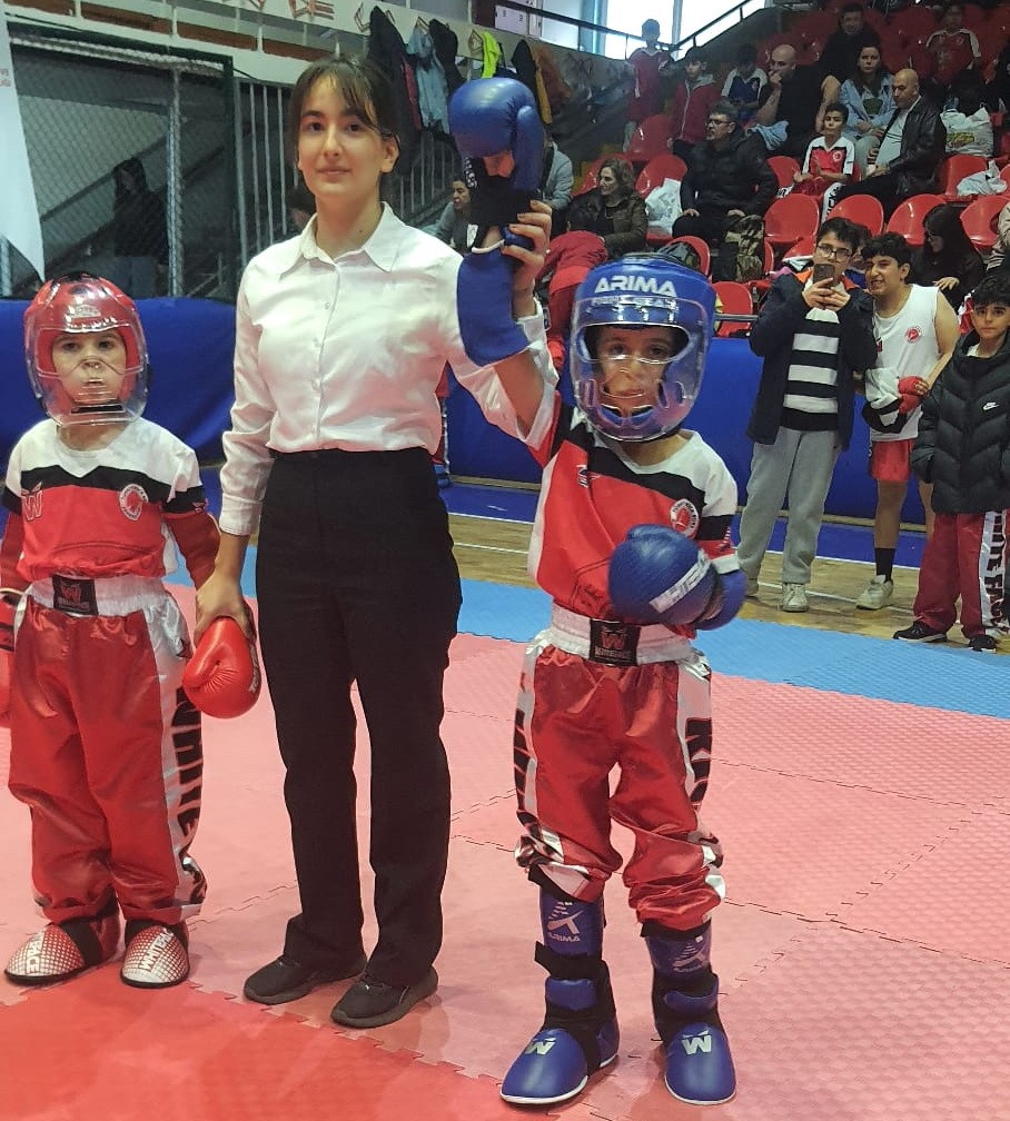 Salihlili kick boks&ccedil;ulardan Manisa&rsquo;da madalya yağmuru
