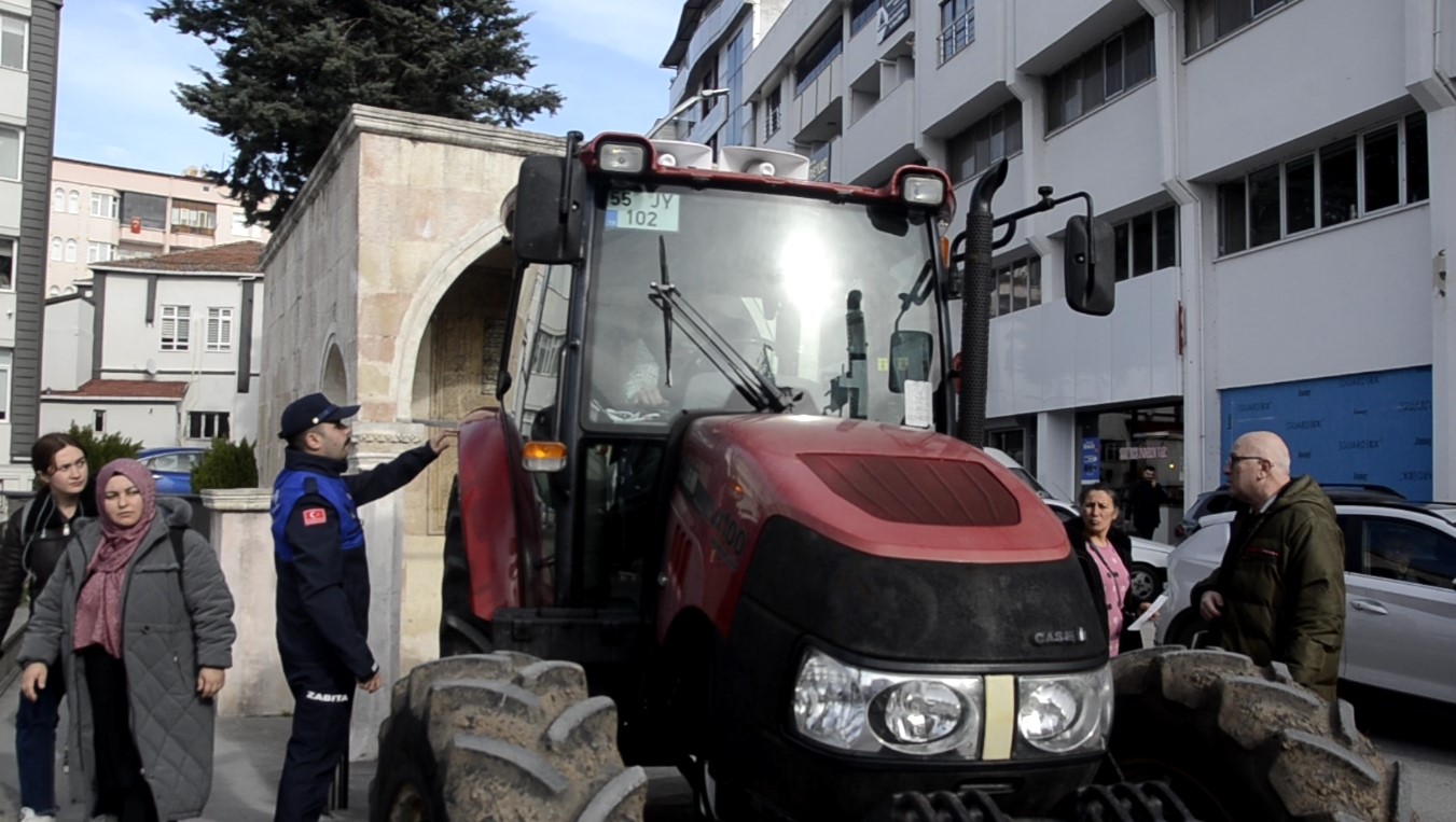 İki yıldır &ccedil;&ouml;z&uuml;m bulamadı, trakt&ouml;r&uuml;yle Bafra Belediyesi &ouml;n&uuml;ne dayandı
