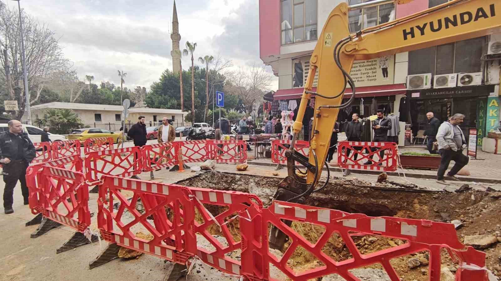 Antalya&rsquo;da belediye kazısında kemik par&ccedil;aları bulundu
