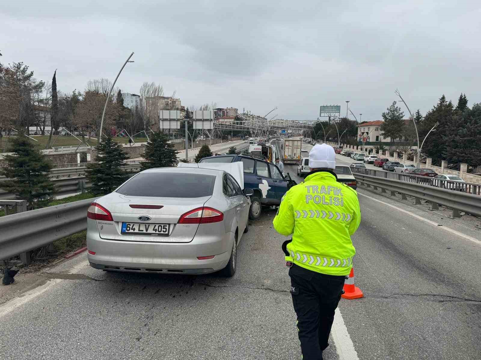 Uşak&rsquo;ta 3 otomobil &ccedil;arpıştı: 4 yaralı
