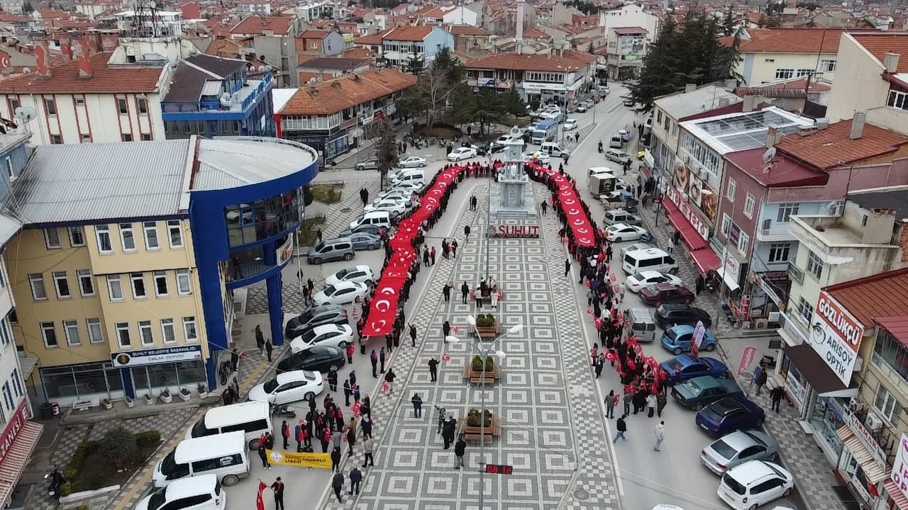 &Ouml;ğrenciler 100 metrelik T&uuml;rk bayrağıyla y&uuml;r&uuml;d&uuml;
