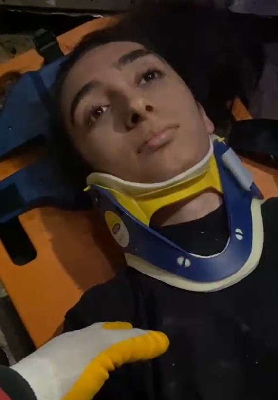 Depremde kurtardığı gen&ccedil; kızla abla-kardeş oldu
